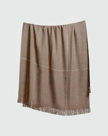 Détail du tissage d’un plaid marron en alpaga