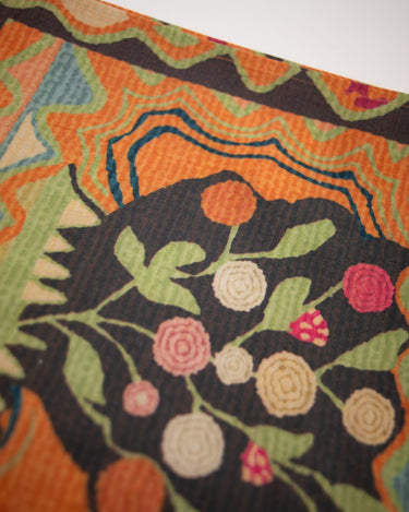 Detalle multicolor de flores y hojas del mantel Laurel