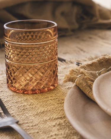 Detalle de mesa con mantel Matrijana Grano y textiles coordinados