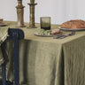 Detalle del mantel de algodón Matrijana Pesto sobre mesa natural