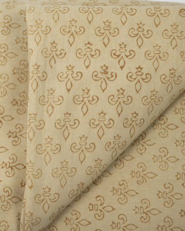 Mantel Danette amarillo de Olsson & Jensen sobre una mesa
