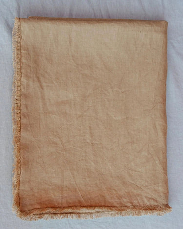Mantel de lino ocre con flecos de Bicla