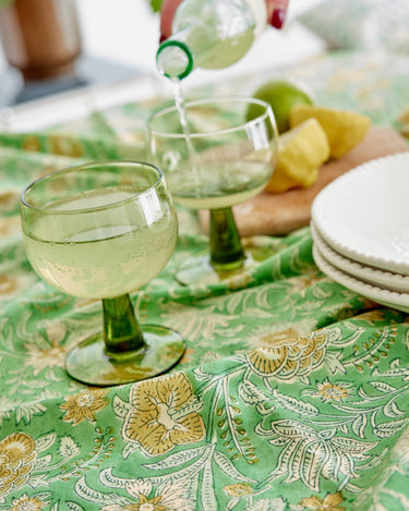 Mantel Jaipur verde block print en mesa exterior Bonheur du Jour