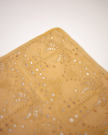 Detalle del bordado Broderie Anglaise del mantel individual Brisa