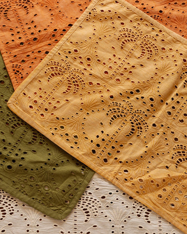 Mantel individual Brisa amarillo en una mesa con vajilla