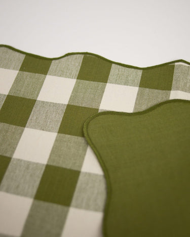 Detalle de las caras a cuadros y lisa del mantel individual Bistro verde reversible de Olsson & Jensen