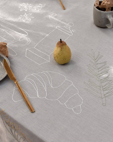 Mantel L’Automne en mesa con cerámica clara