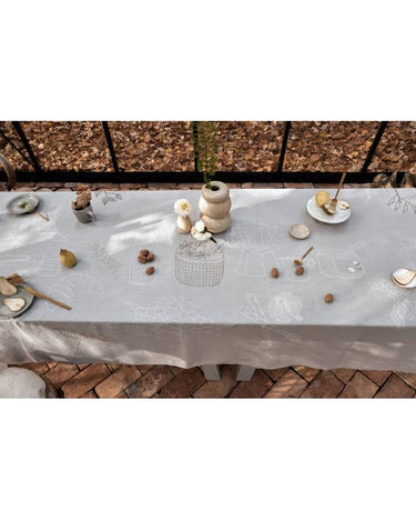 Detalle del bordado del mantel Le Printemps de lino orgánico