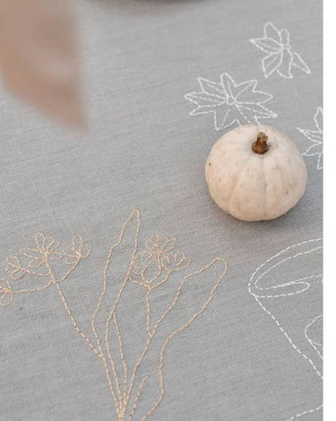 Mantel Le Printemps de lino orgánico sobre mesa natural