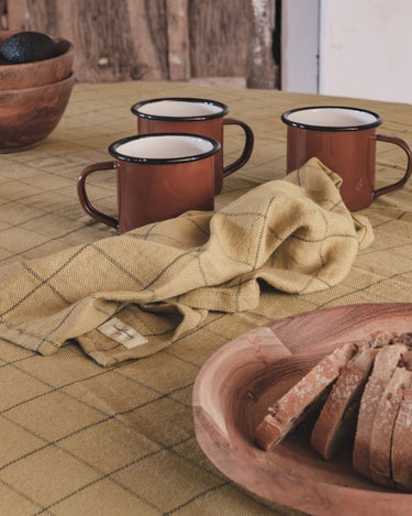 Mesa natural con mantel Marta Grano y vajilla clara