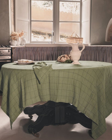 Mantel Marta Pesto en mesa natural con servilletas coordinadas