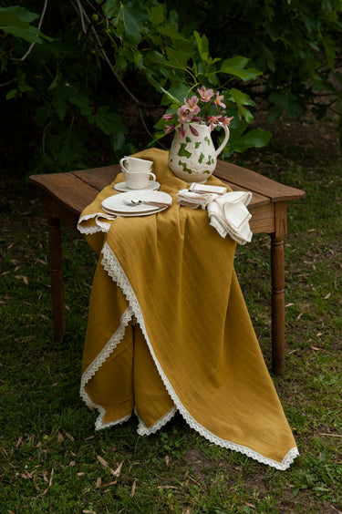 Mantel mostaza con puntilla y servilletas naturales con zigzag mostaza de Bicla
