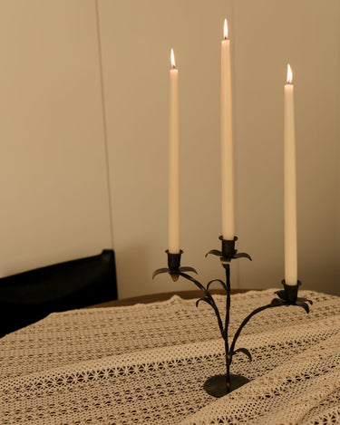 Mantel de ganchillo 150 × 300 cm bajo un candelabro de atrezo