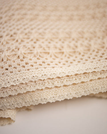 Detalle de los ribetes del mantel de ganchillo 150 × 300 cm