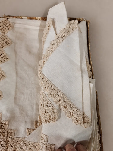Pliegues del tejido y encaje beige visto de cerca.