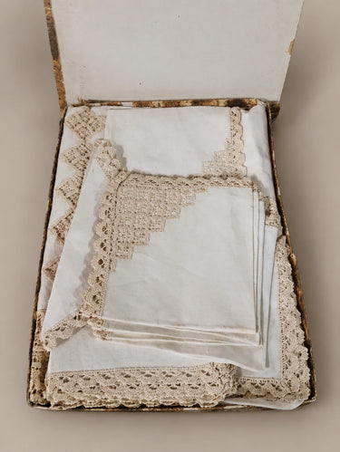 Conjunto de mantelería plegado en su presentación fotografiada.