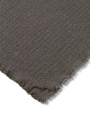 Set de manteles individuales de algodón gris oscuro en ambiente de comedor
