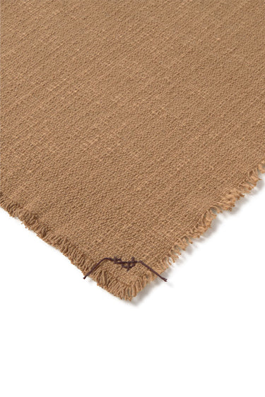Manteles individuales de algodón ocre combinados con vajilla natural