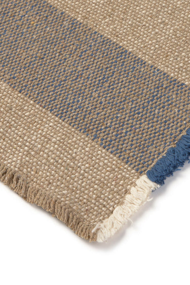 Set de manteles individuales azul y natural en ambiente de comedor