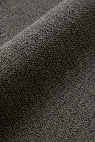Detalle del cosido artesanal de los manteles individuales gris oscuro