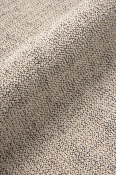 Manteles individuales natural y gris combinados con vajilla artesanal
