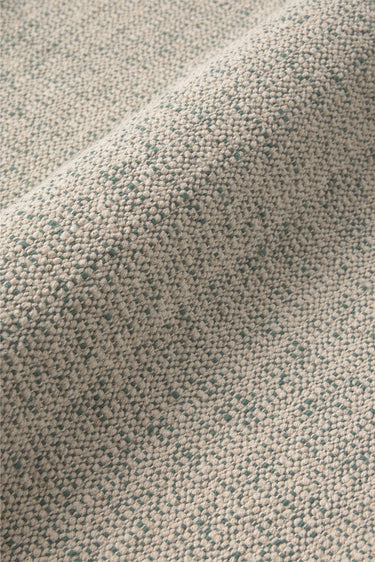 Detalle del cosido artesanal de los manteles individuales natural y verde pato