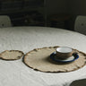 Set de manteles individuales y posavasos de algodón ocre sobre una mesa