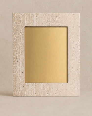 Marco de fotos de mármol beige de Vical sobre fondo topo claro
