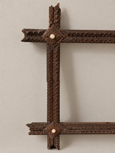 Marco vintage de madera con relieves geométricos — detalle superior de listones y relieve