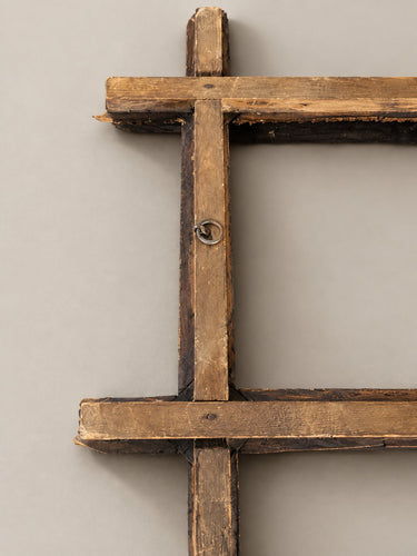 Marco vintage de madera con relieves geométricos — detalle posterior de los extremos