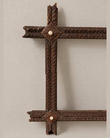 Marco vintage de madera con relieves geométricos — detalle superior de listones y relieve
