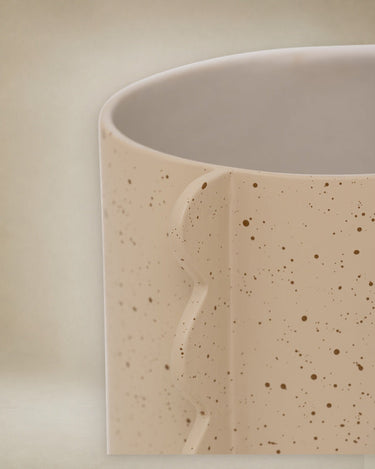 Maceta ceramica reciclada alas en ambiente Urban Nature Culture