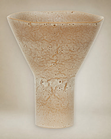 Jarron ceramica reciclada beige en ambiente Urban Nature Culture