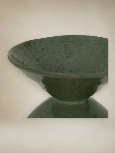 Jarron ceramica verde oscuro en ambiente Urban Nature Culture