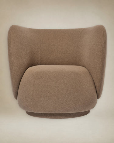 Sillón Lounge Rico: Diseño Curvo, Tejido Texturizado, Confort Moderno, Arena Oscura