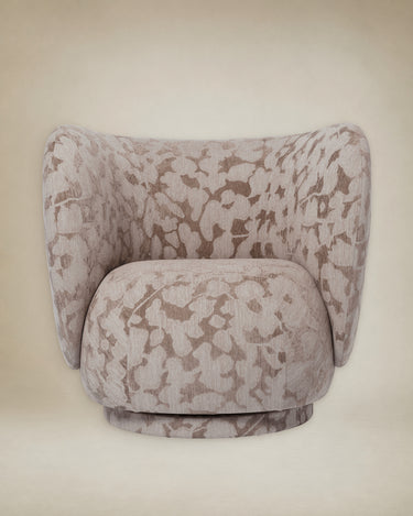 Sillón Rico Curvo Cilla Taupe: Confort Sofisticado Diseño Texturizado