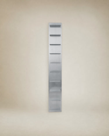 Estantería de Pared Alta Lager Aluminio Cepillado Diseño Moderno Almacenamiento Elegante Versátil
