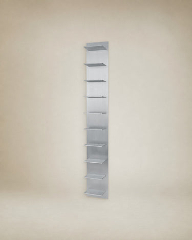 Estantería de Pared Alta Lager Aluminio Cepillado Diseño Moderno Almacenamiento Elegante Versátil