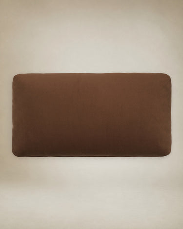 Cojín rectangular Dase de terciopelo marrón 60x40 cm en Matuta Home - imagen 2