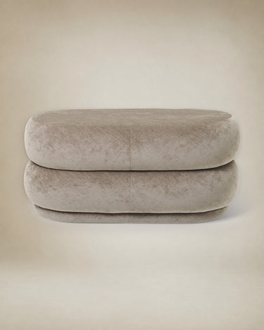Puf ovalado mediano de terciopelo beige en Matuta Home - imagen 1
