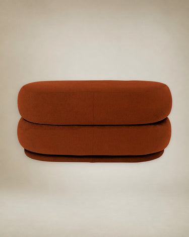 Puf ovalado marrón rojizo de diseño en Matuta Home - imagen 1