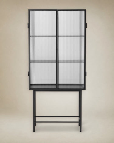 Vitrina Haze de cristal estriado negro en Matuta Home - imagen 2