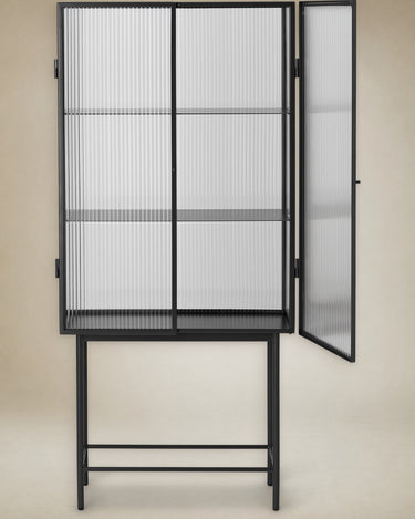 Vitrina Haze de cristal estriado negro en Matuta Home - imagen 3