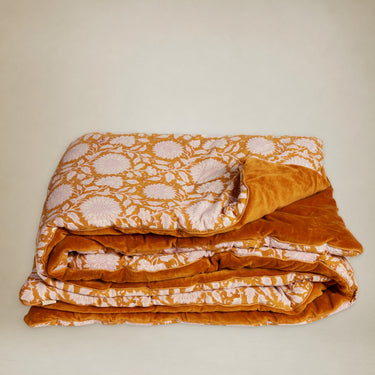 Detalle de pompones en funda de sofá caramelo Bonheur du Jour
