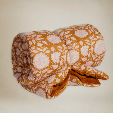 Funda de sofá acolchada caramelo en ambiente de salón