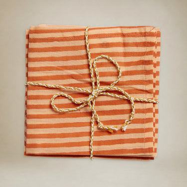 Servilletas a rayas block print en mesa con mantel