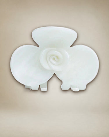Pinza floral para el pelo en detalle