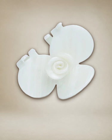 Detalle de pinza floral para el cabello