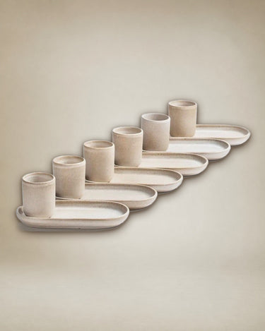 Tazas de café pequeñas con platillos