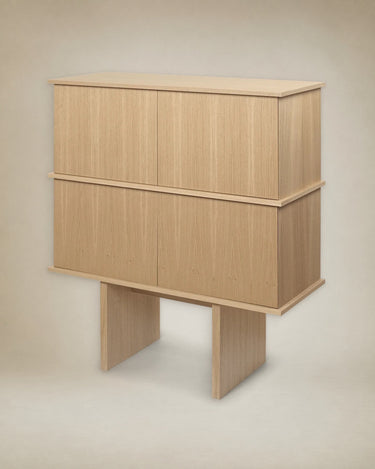 Detalle de aparador de roble claro Ferm Living